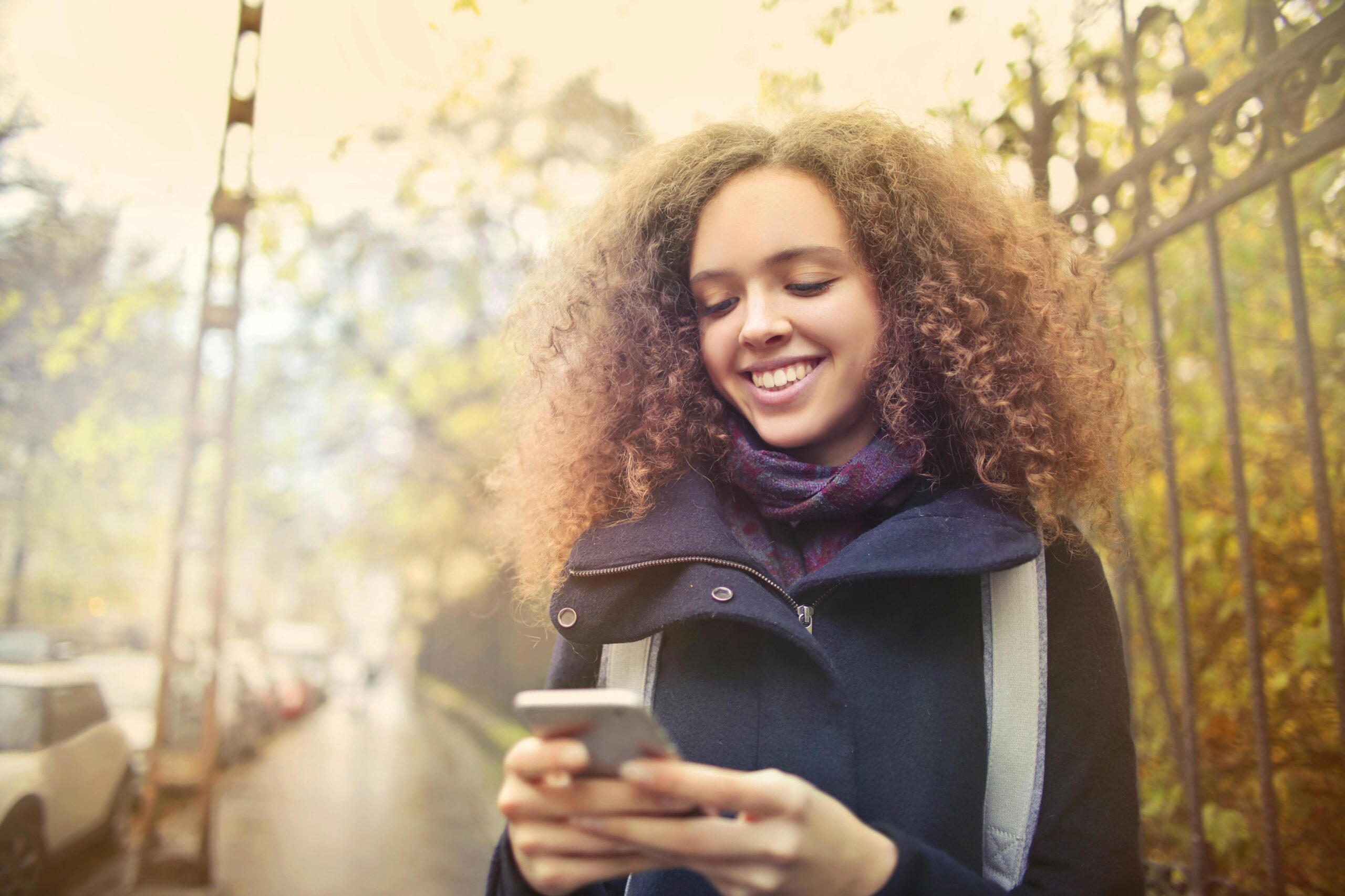 Usar celular pode causar problemas na sua coluna