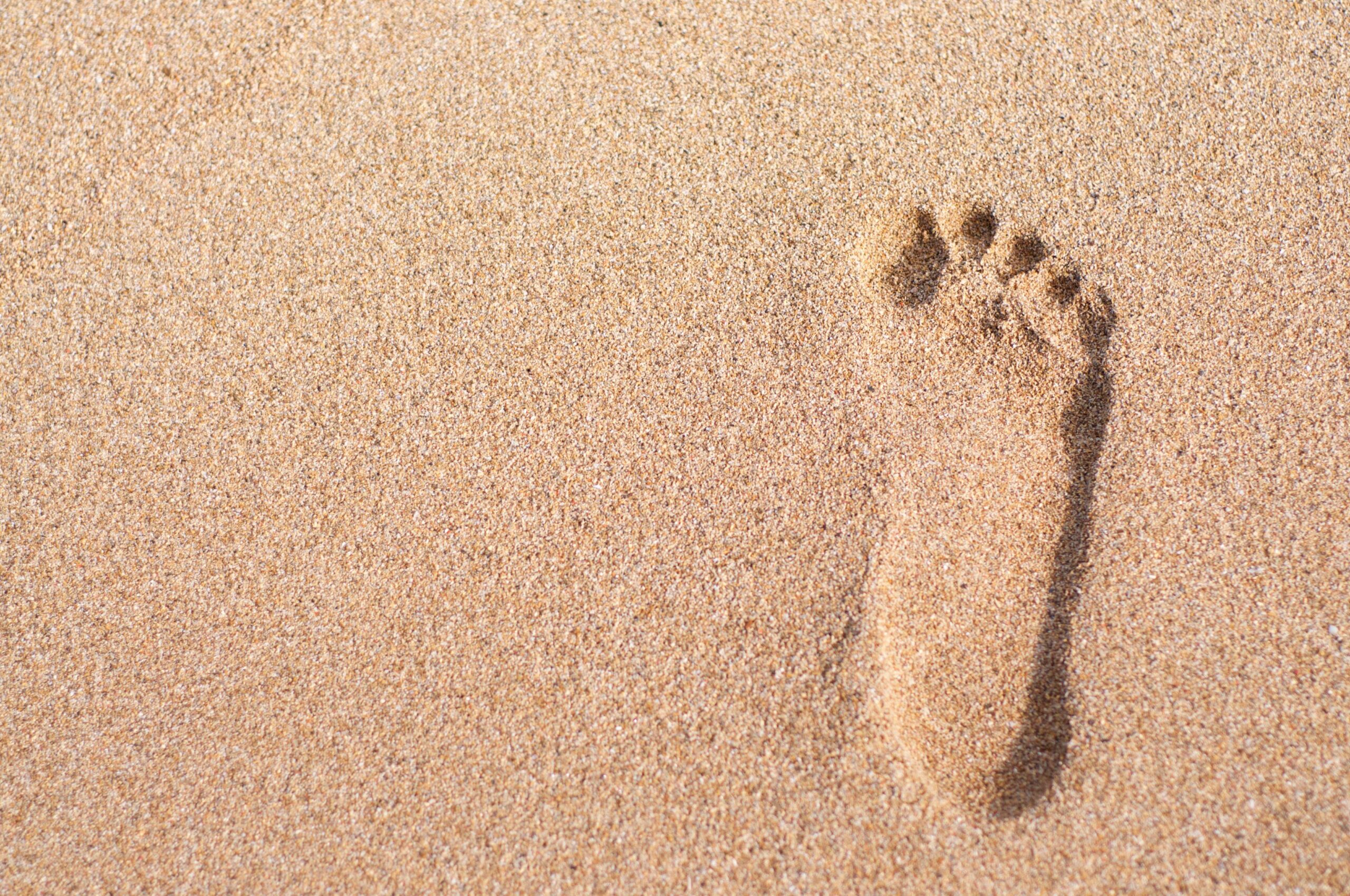 Pé chato ou pé plano? Descubra os sinais e como tratar