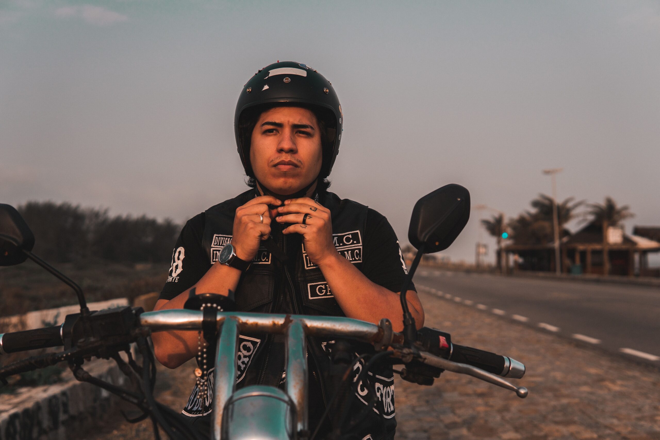 Motociclistas e dores no corpo: o que pescoço, ombros e coluna podem indicar